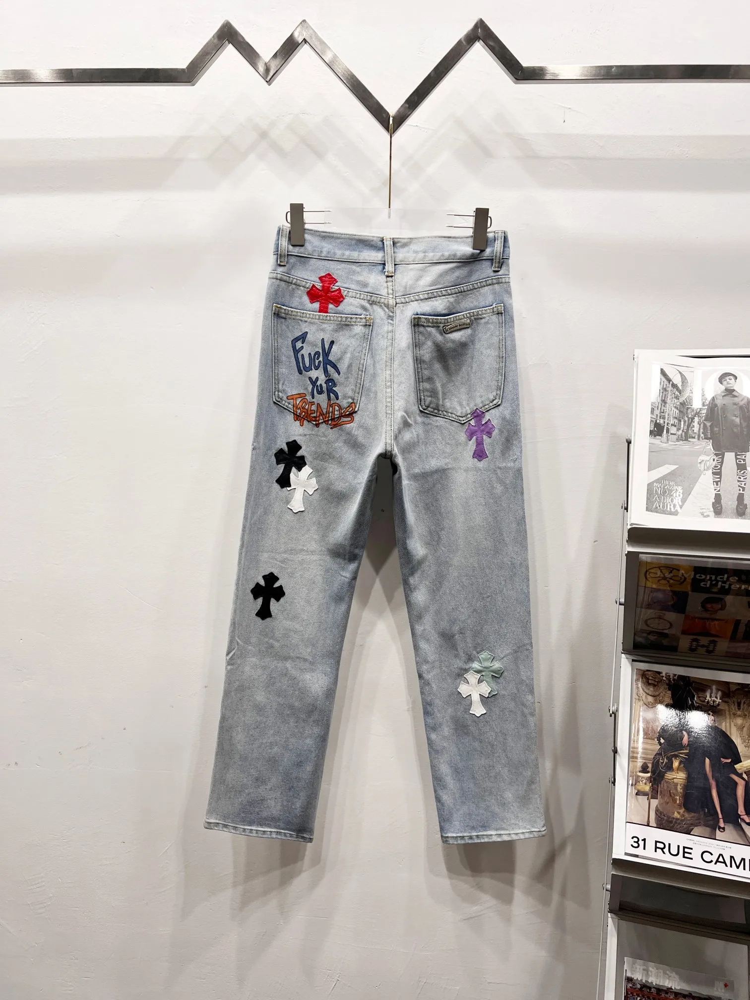 P260 Style No.: (r022) Chrome Hearts & 25TX CH Chrome Hearts co-branded clown limited graffiti crocodile skin jeans Special Italian cowhide print and cut Customized sheepskin three-layer thick line leather The whole body is spliced in heavy water washing process Craftsmen hand-splashed ink You can see the details Three-dimensional cutting version Loose and comfortable without picking up the figure Makes you taller and slimmer Factory Seiko Original quality control Same style for men and women Can be matched with couples Versatile recommendation Essential jeans for all seasons Color: light Size: 28-30-32-34-36
